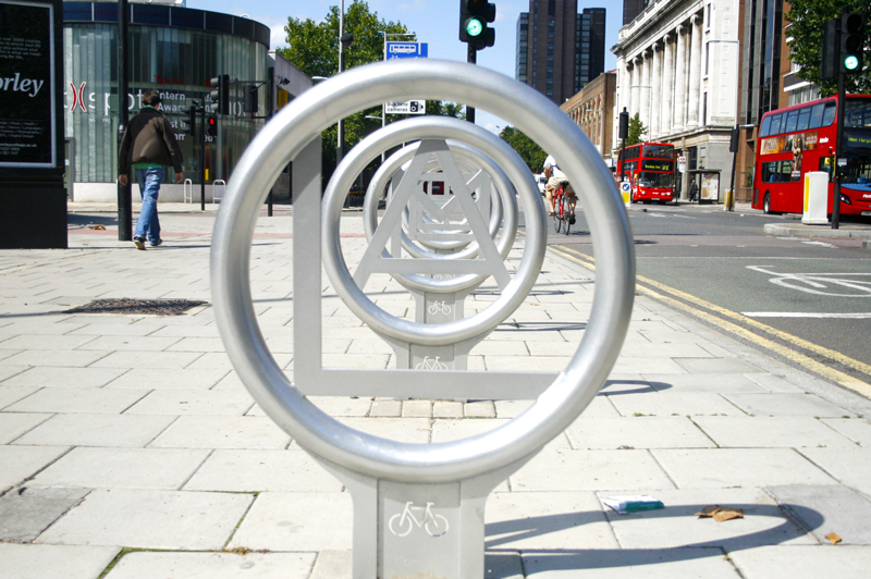 cycle stand behind car