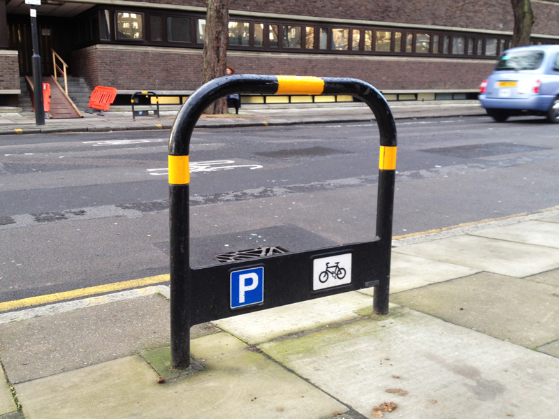 cycle stand behind car